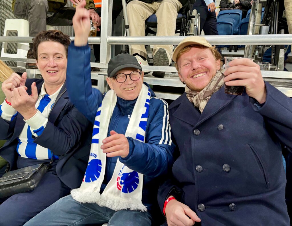 Mariann, B&oslash;rge og Kristian har FCK t&oslash;rkl&aelig;der p&aring; og hepper p&aring; tribunen 