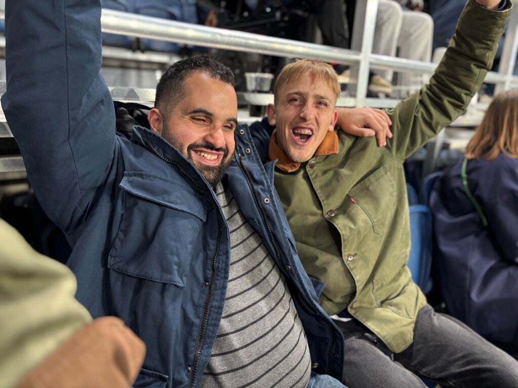 Mohammed og ledsager jubler p&aring; tribunen over FCk scoring