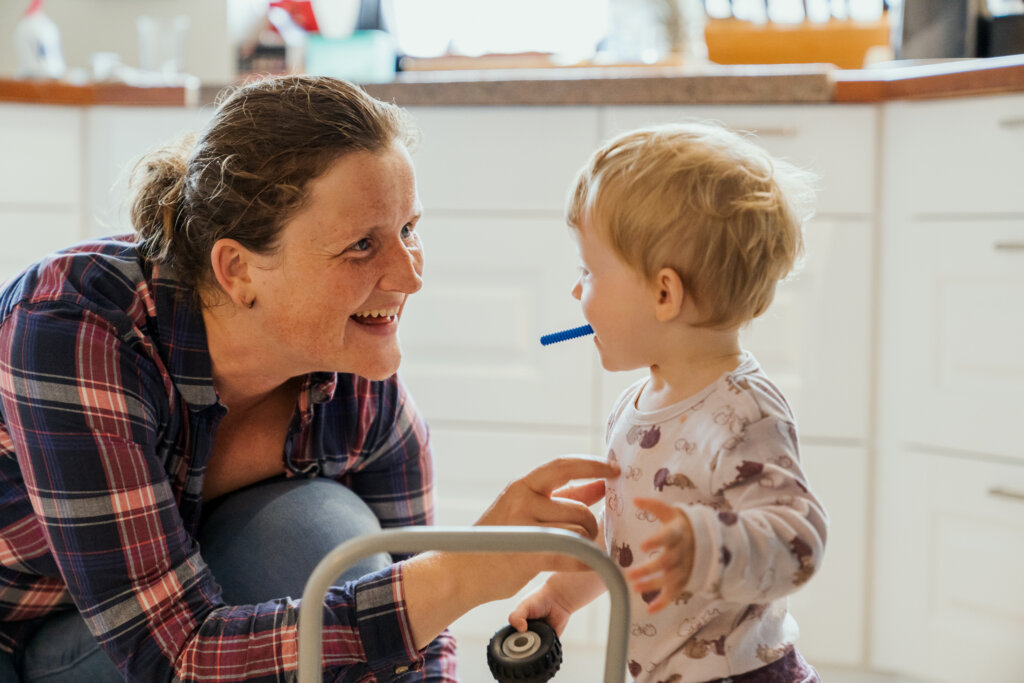 Ann-Sofie fra blind mors dagbog sidder på hug foran sin datter Lea, de smiler begge til hinanden