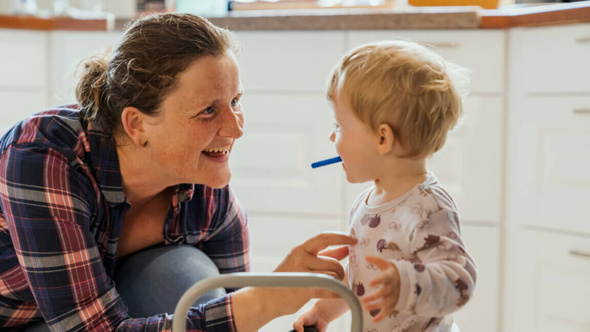 Ann-Sofie fra blind mors dagbog sidder på hug foran sin datter Lea, de smiler begge til hinanden